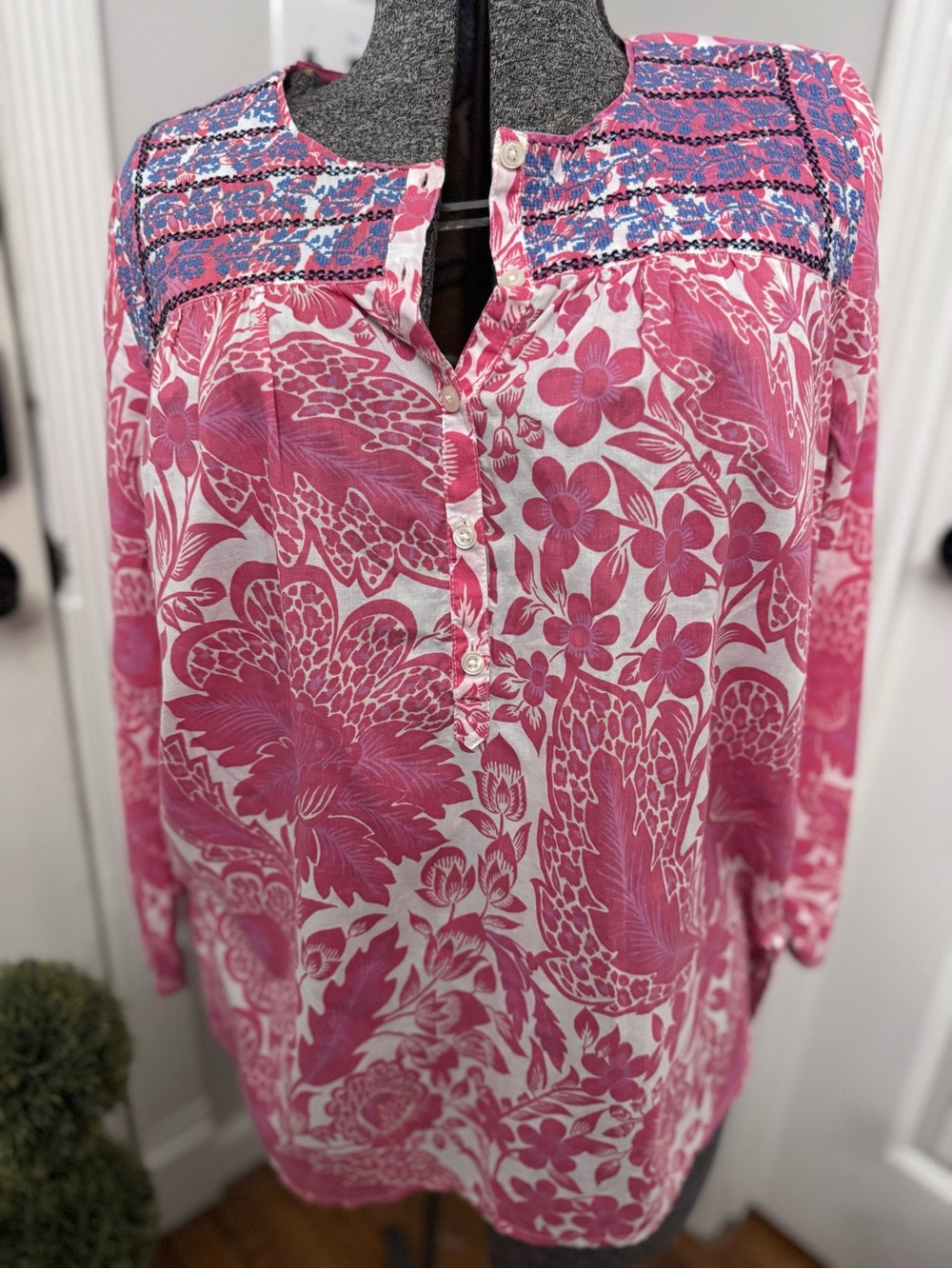 Women’s J.Crew Pink Floral Split-Neck Women's Embroidered Top Small